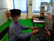 Santri Absen Sebelum Masuk Ke Perpustakaan 